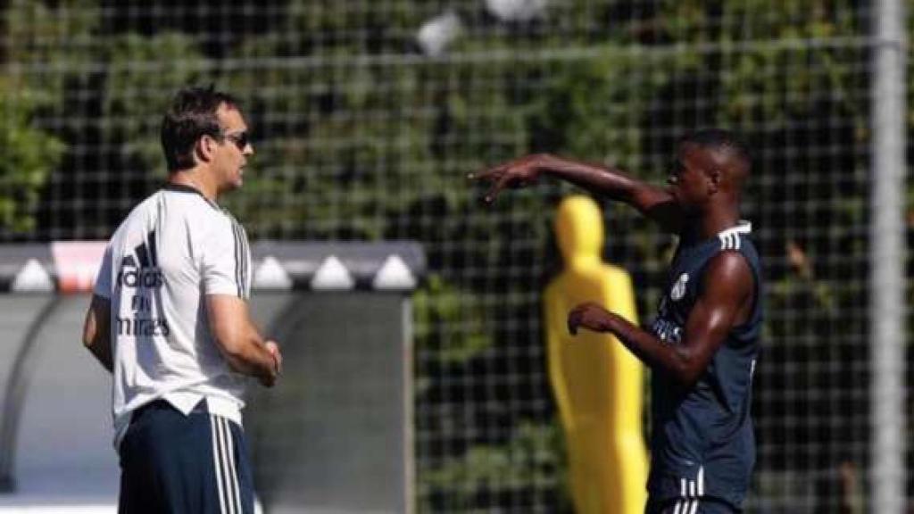 Vinicius dialoga con Lopetegui durante un entrenamiento