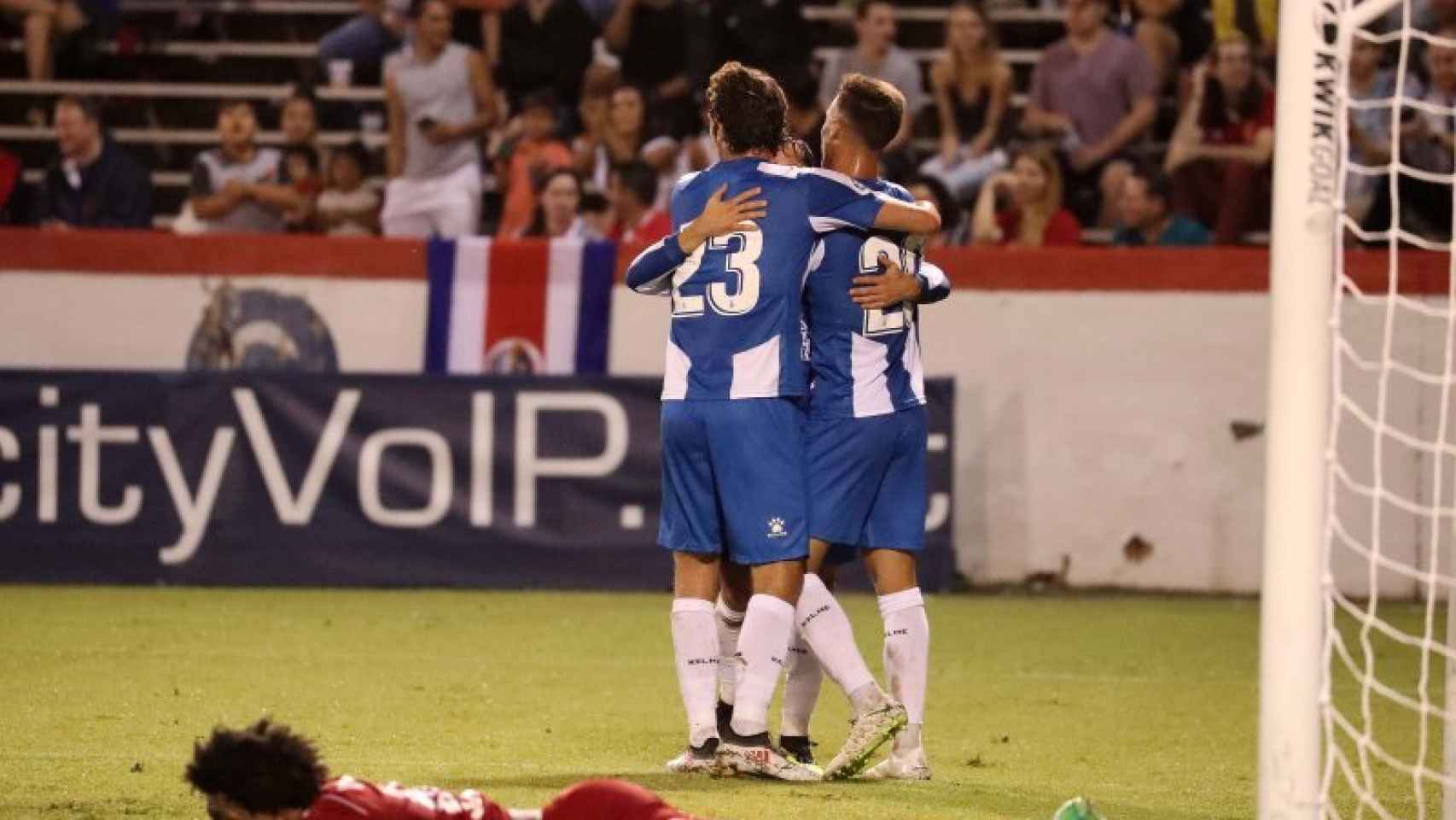 Los jugadores del Espanyol se abrazan tras marcar un gol. Foto: Twitter (@RCDEspanyol)