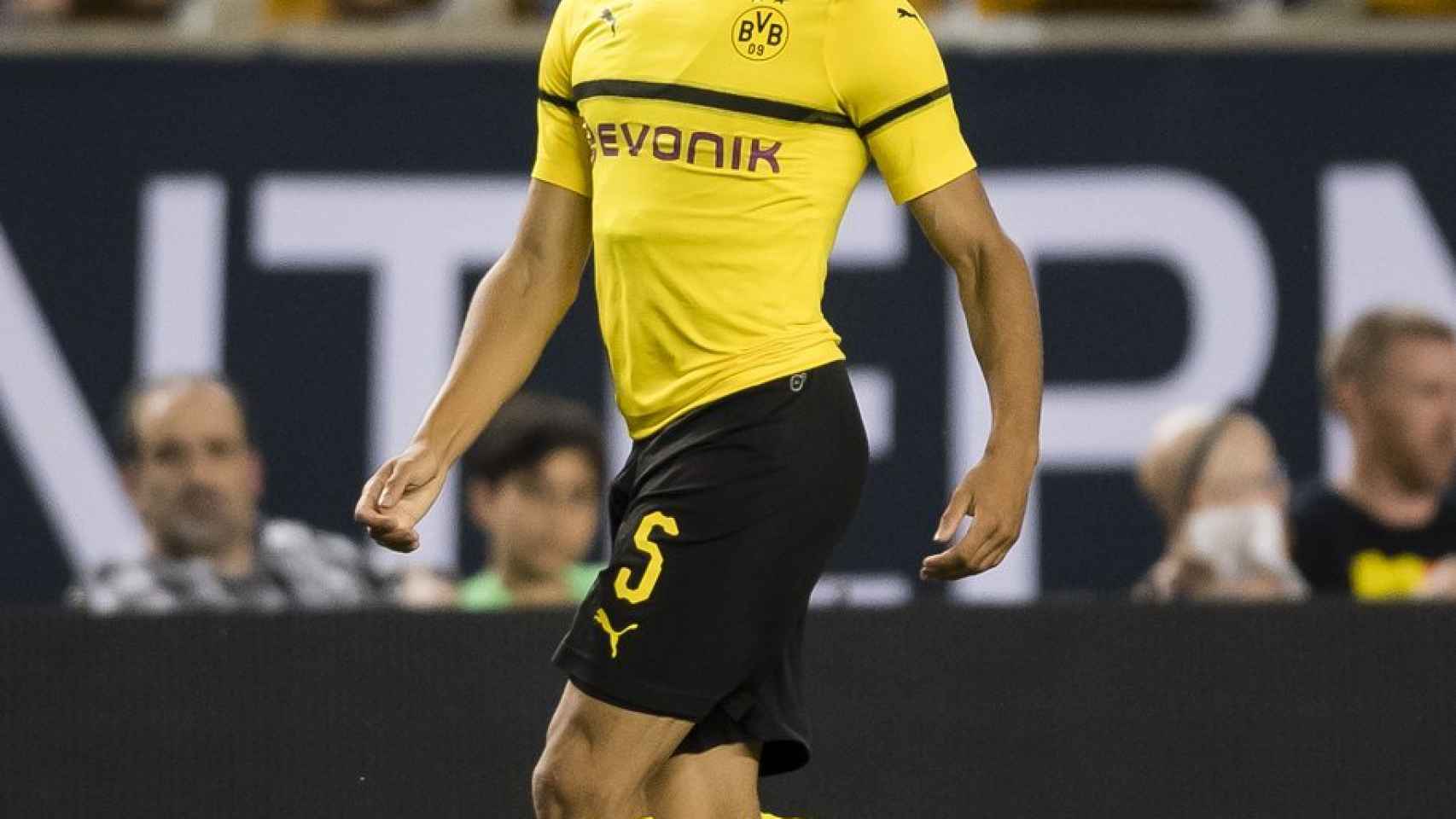 Achraf debuta con el Borussia Dortmund. Foto: Twitter (@AchrafHakimi)