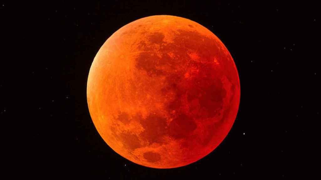 La Luna se torna rojiza cuando cruza la sombra de la Tierra durante los eclipses lunares.