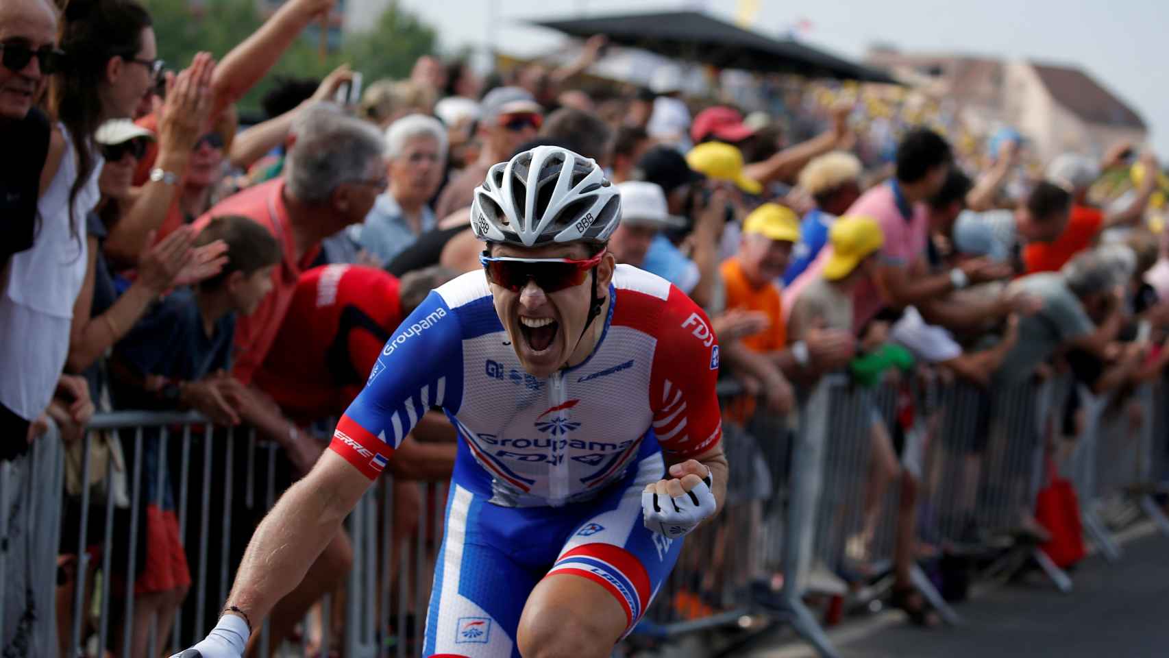 Démare celebra su victoria en la 18º octava del Tour de Francia.