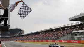 Hamilton tras pasar la bandera a cuadros en el Gran Premio de Hockenheim. Foto: EFE