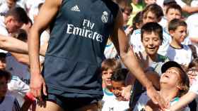 Benzema saluda a los niños del campus de la Fundación Real Madrid