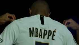 Mbappé con la nueva camiseta del PSG