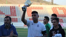 Javi Soria recogiendo el trofeo al final del partido. Foto: UB Conquense