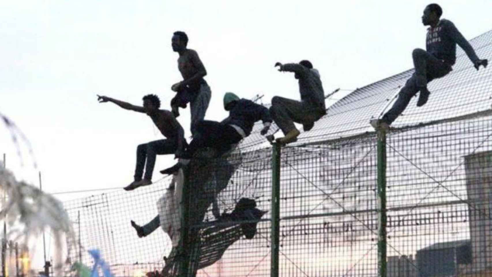 Un grupo de migrantes africanos saltando la valla en Ceuta.