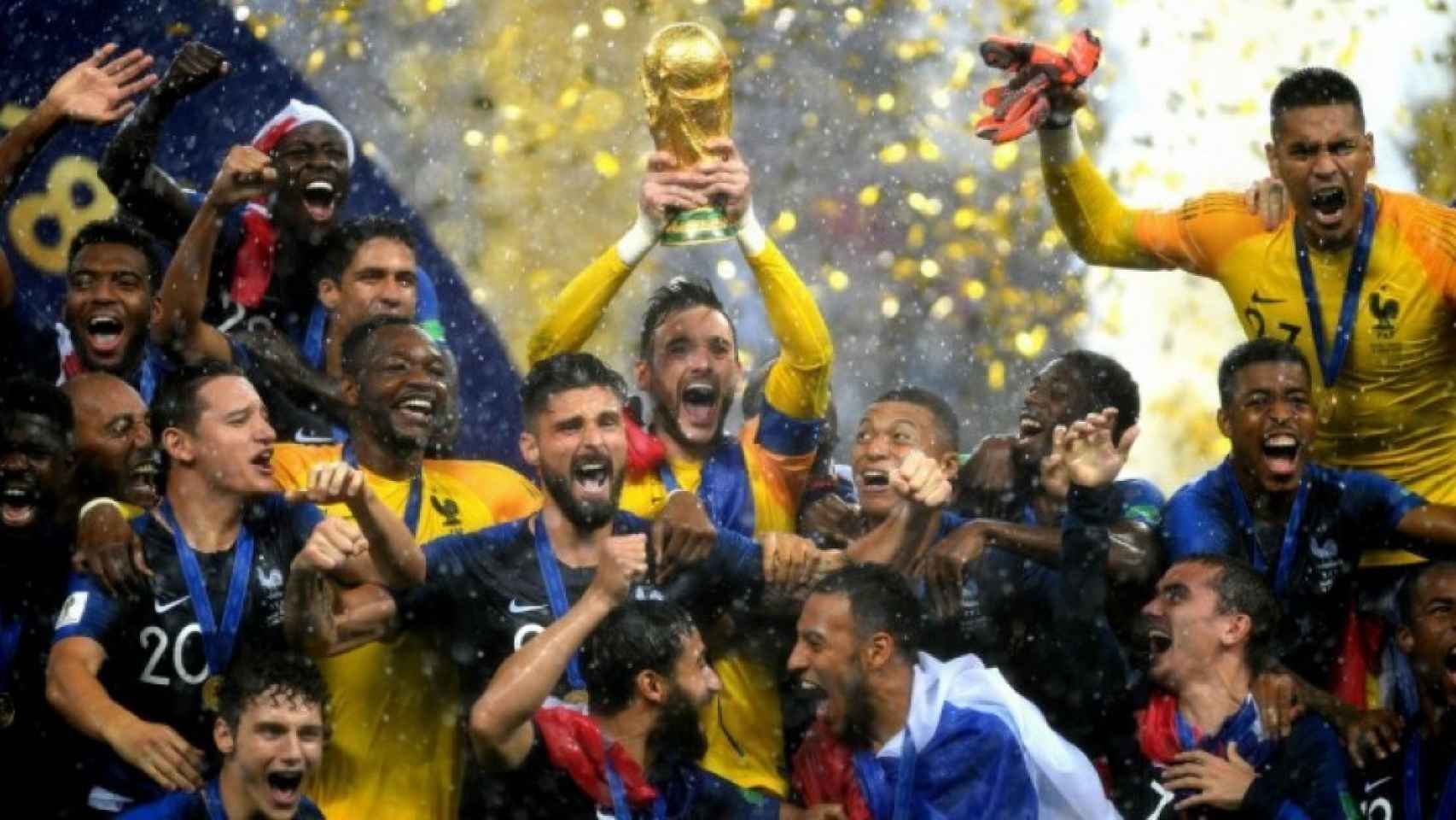 La selección francesa levantando la copa de campeones del Mundial 2018