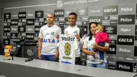 Rodrygo recibe su nueva camiseta del Santos de manos de su familia. Foto: Twitter (@SantosFC)