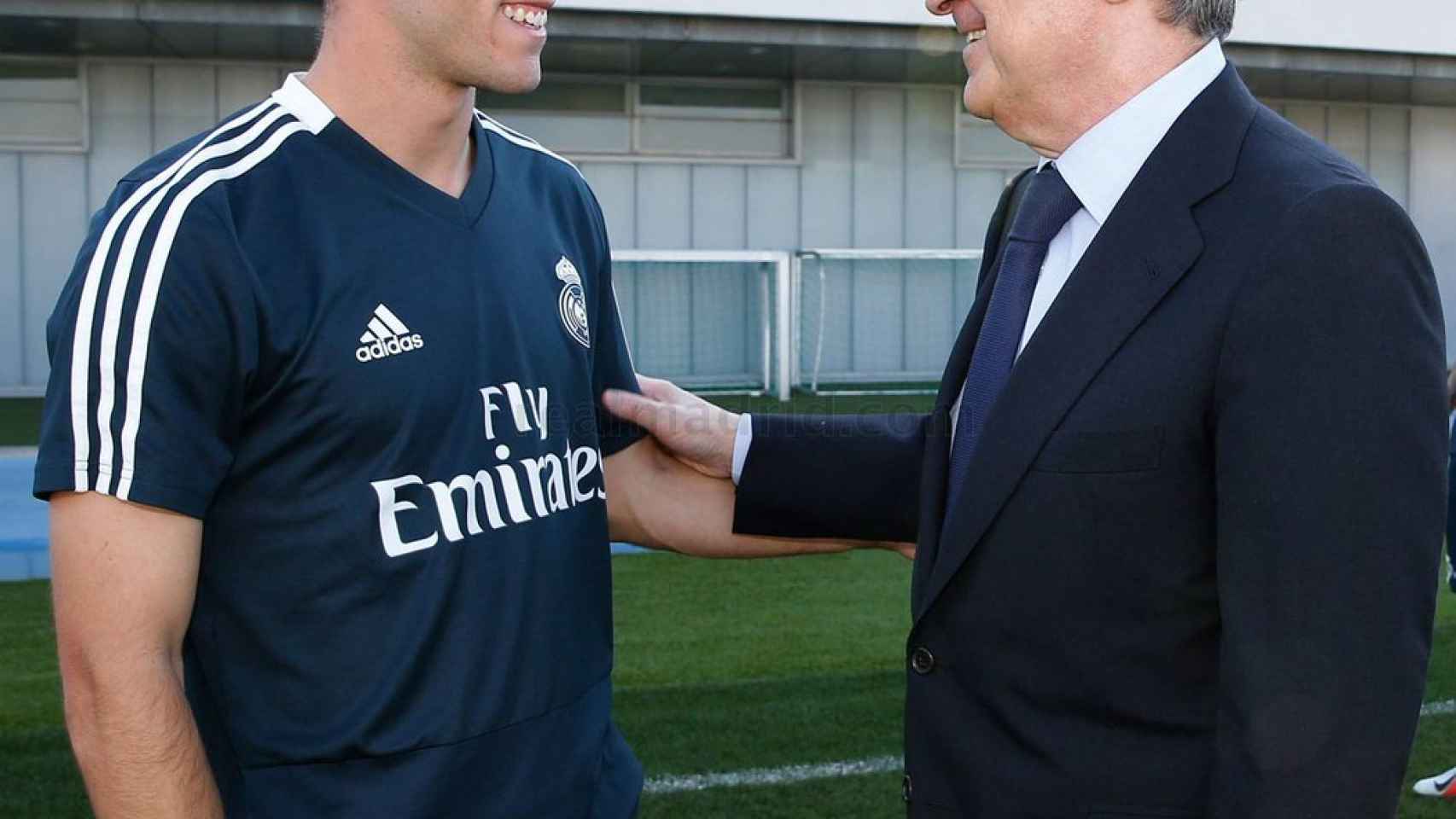 Florentino Pérez le da la mano a Odriozola en la Ciudad Real Madrid