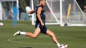 Benzema dispara a portería durante el entrenamiento del Real Madrid en la Ciudad Real Madrid