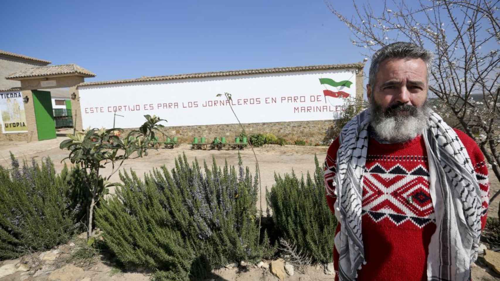 Juan Manuel Sánchez Gordillo en la entrada de la finca El Humoso, ubicado entre las localidades sevillanas de Écija y Marinaleda.