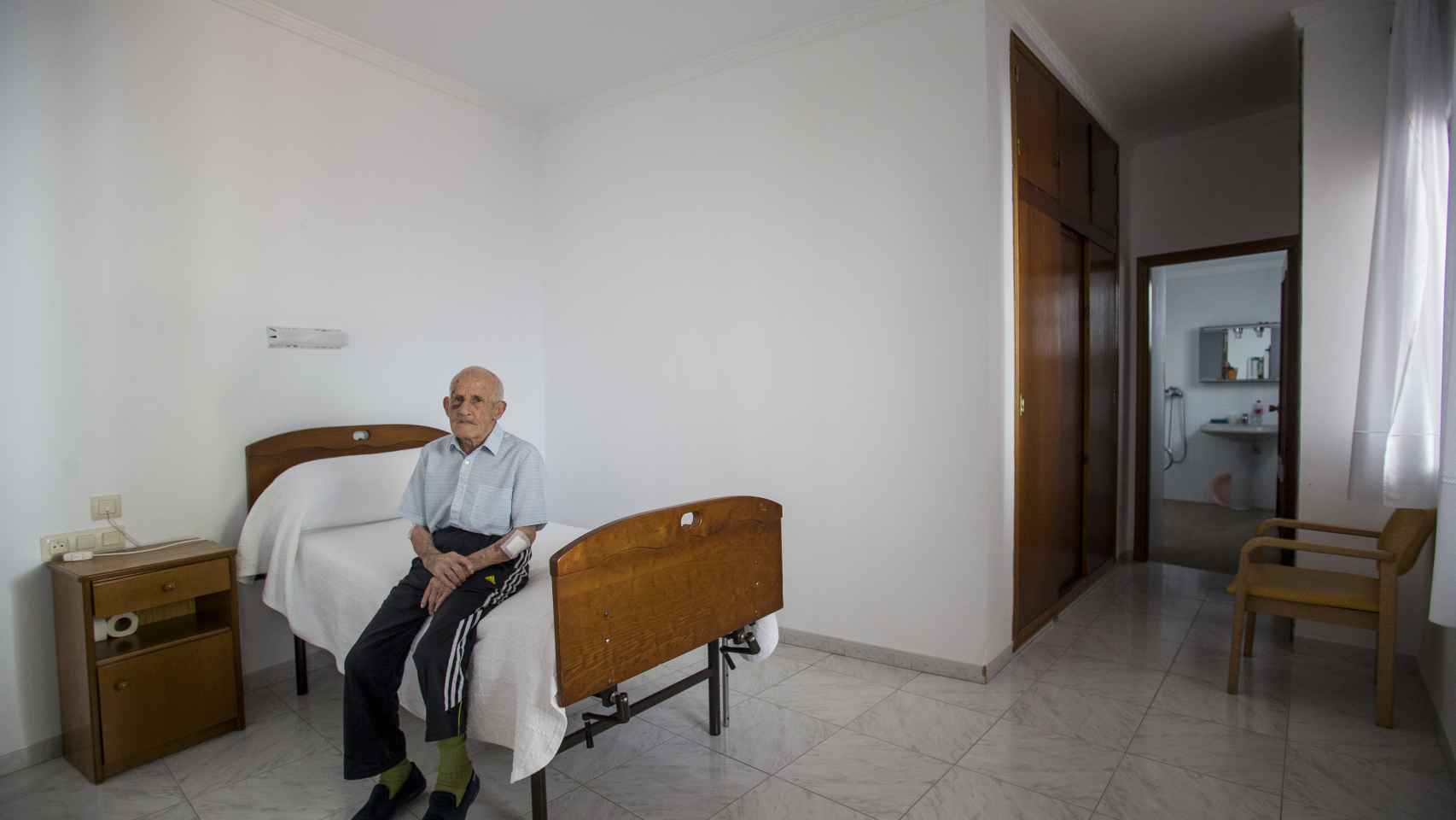 Antonio en la habitación de la residencia que ocupa en la localidad de Dos Torres (Córdoba). Foto: Fernando Ruso.