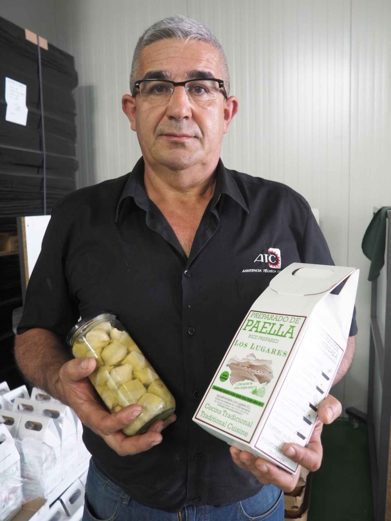 El empresario malagueño muestra algunos de los productos que se envasan en su empresa, radicada en Marinaleda (Sevilla).
