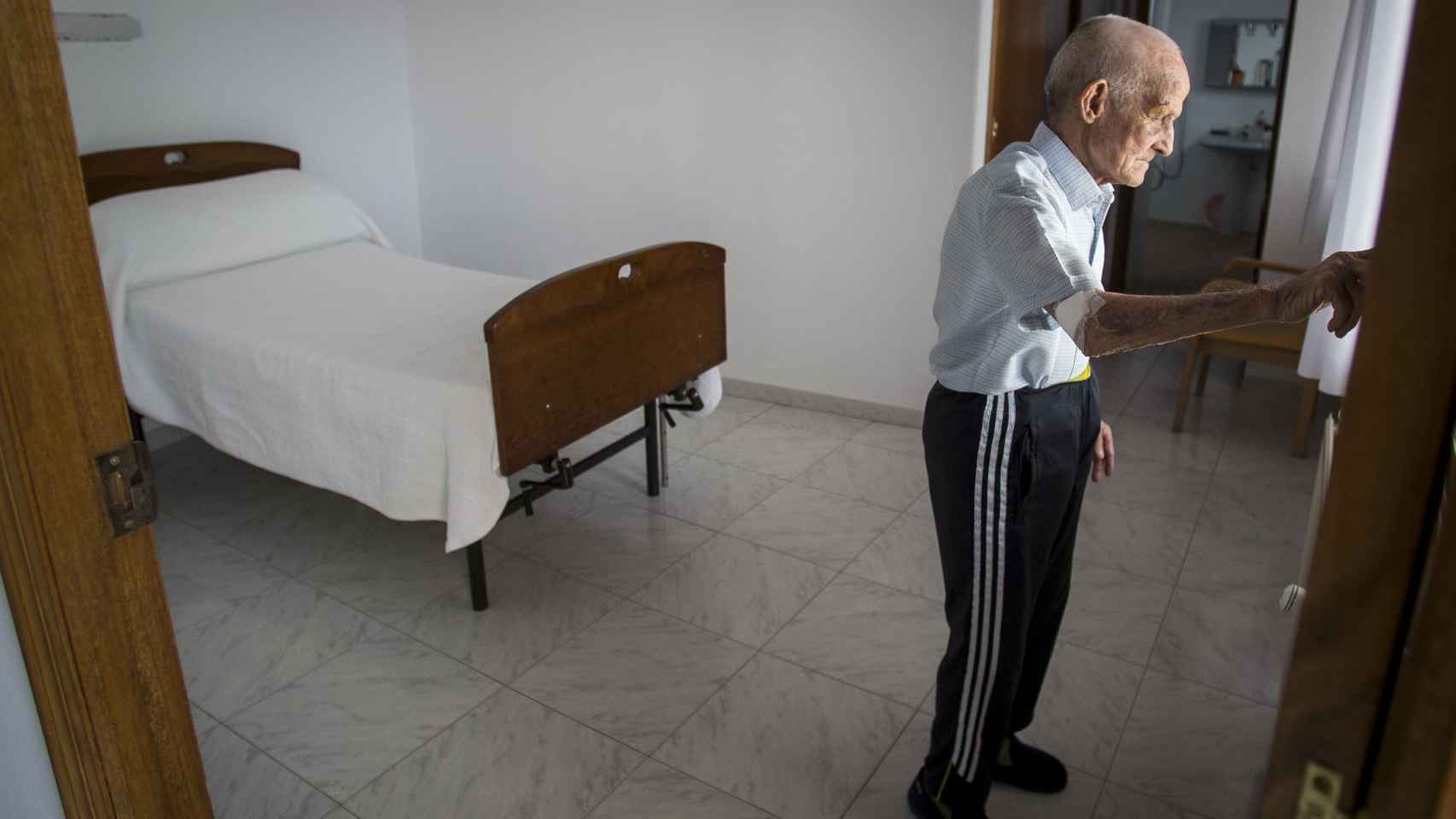 Antonio en la habitación de la residencia que ocupa en la localidad de Dos Torres (Córdoba). Foto: Fernando Ruso.
