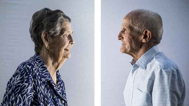 Antonio Romero Jurado, con 93 años y su esposa Encarna Aranda Muñoz, de 91 años, quienes viven en geriátricos separados por unos 10 kilómetros, entre Dos Torres y Alcaracejos, localidades del Valle de los Pedroches (Córdoba). Foto: Fernando Ruso.