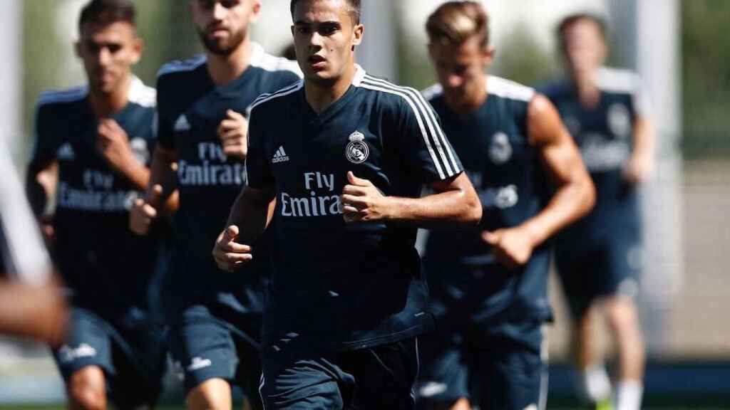 Reguilón entrena con el primer equipo del Real Madrid. Foto: Twitter (@sergio_regui)