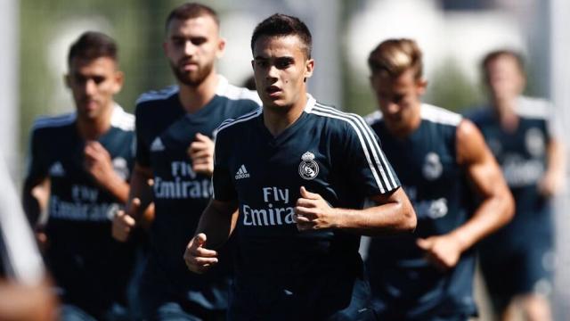 Reguilón entrena con el primer equipo del Real Madrid. Foto: Twitter (@sergio_regui)