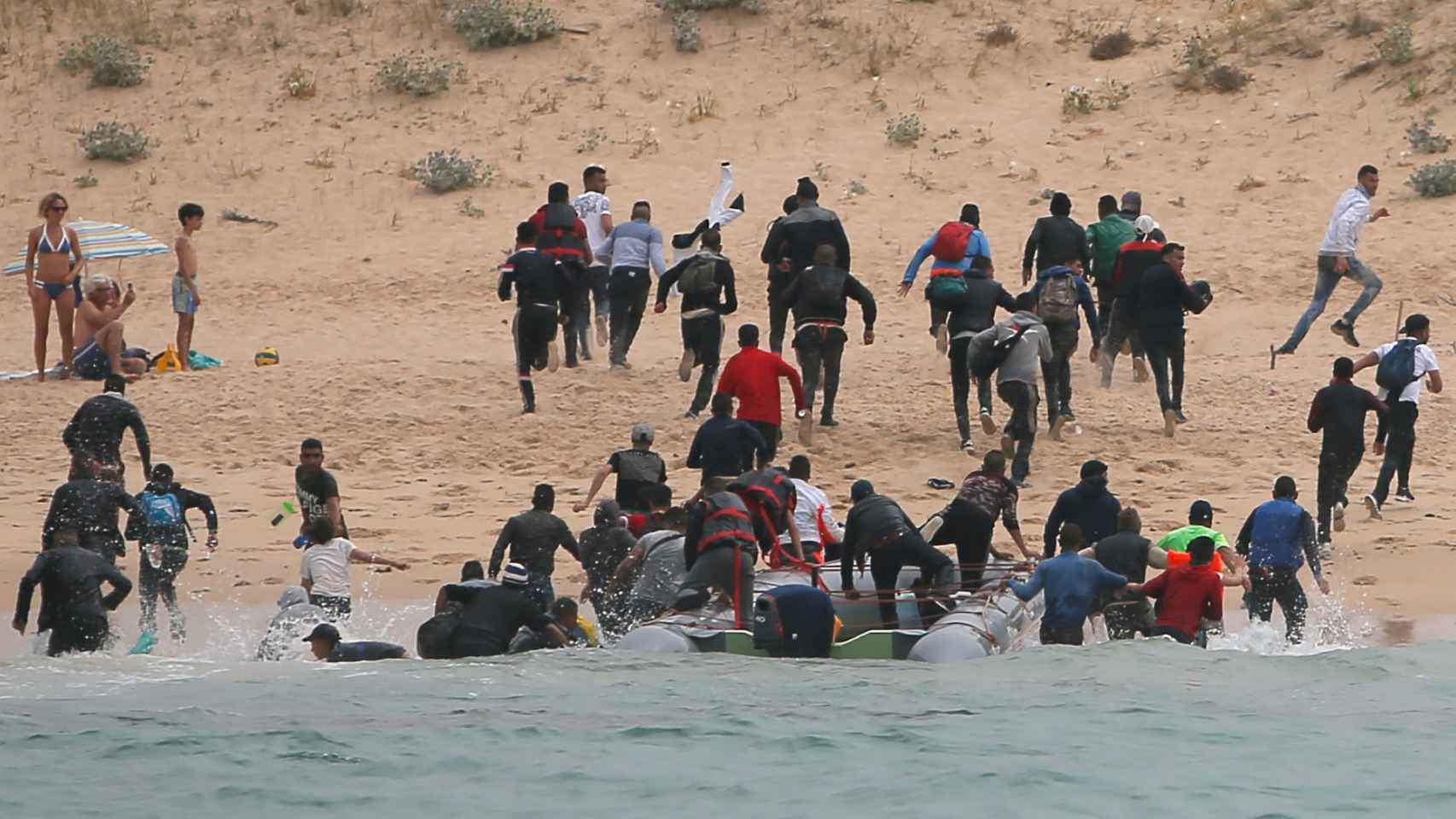 Los inmigrantes se dispersan al llegar a la costa de la playa del Cañuelo (Tarifa).
