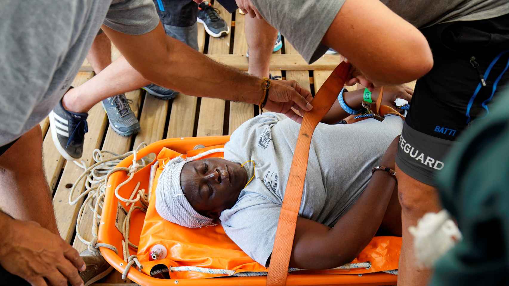 El desembarco en el puerto de Mallorca de la mujer rescatada por Open Arms hace unos días.