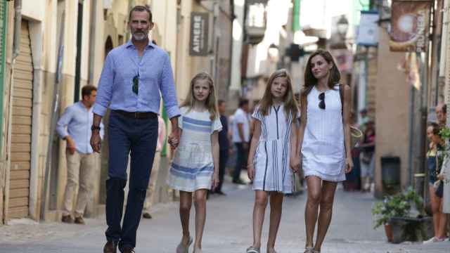 Felipe, Letizia y sus hijas  en Palma de Mallorca el año pasado.