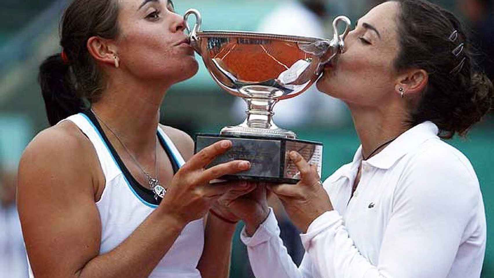 Anabel Medina, junto a Virginia Ruano, tras ganar uno de sus dos Roland Garros. Foto: Twitter (@anabelmedina)