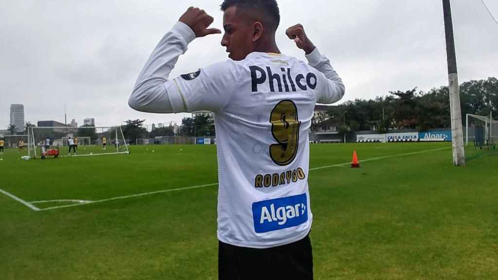 Rodrygo con el dorsal número '9' del Santos. Foto: Twitter (@SantosFC)