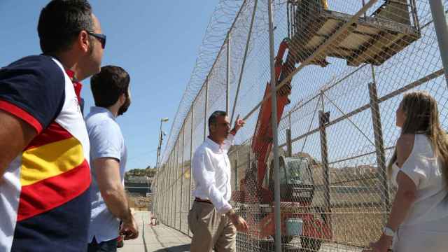 El presidente de Vox visitando la valla de Ceuta.