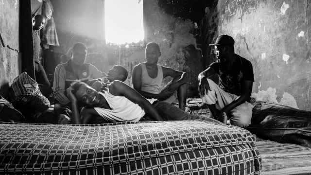Migrantes subsaharianos en un piso patera de Misnana.