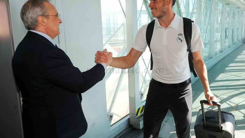 Florentino Pérez saluda a Gareth Bale.