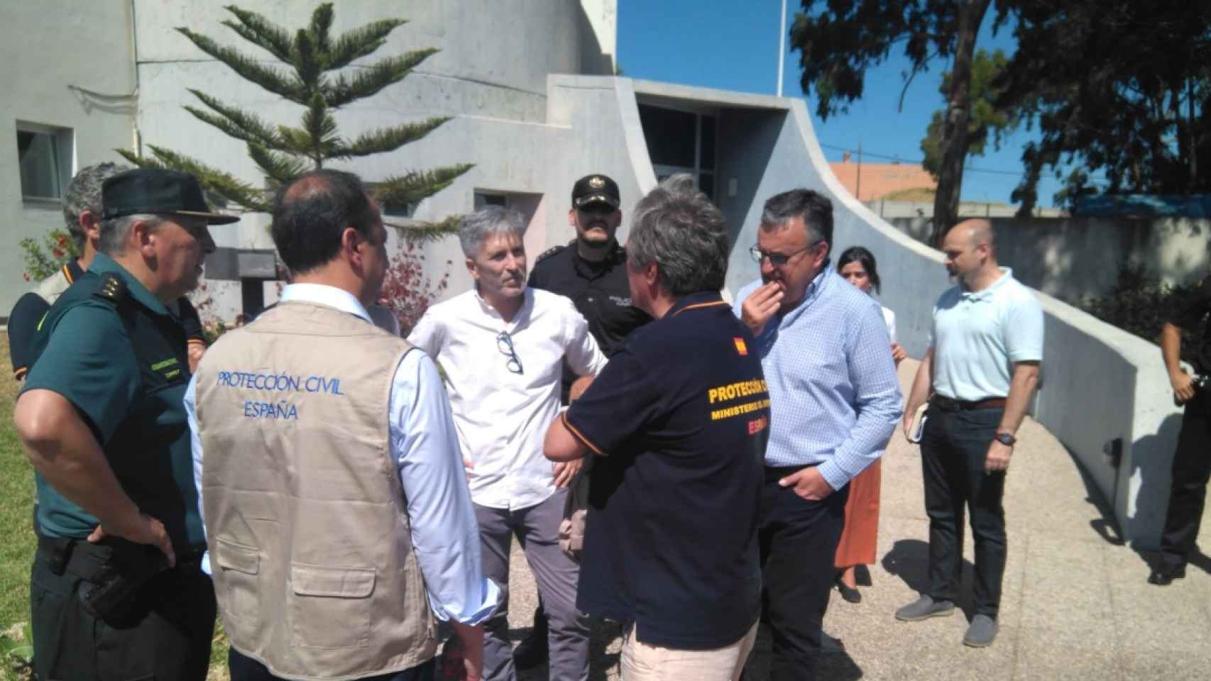 Grande-Marlaska acude a Algeciras a supervisar el trabajo en los centros de inmigración.