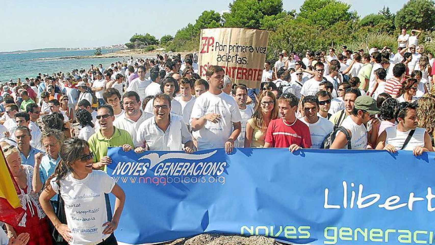 Manifestación en 2006 a favor de la piscina de Pedro J. Ramírez en Mallorca.