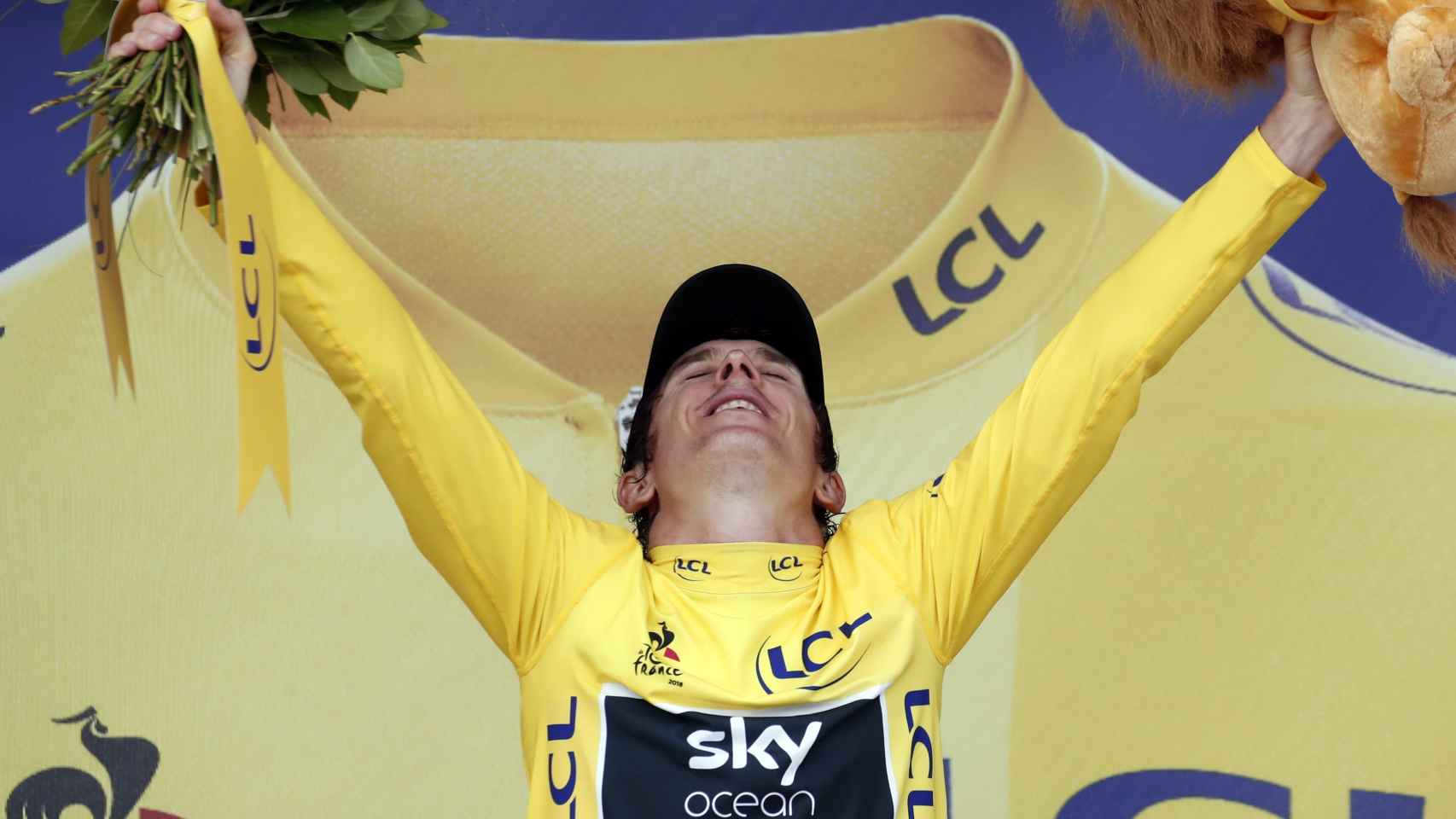 Geraint Thomas celebra el maillot amarillo del Tour de Francia.