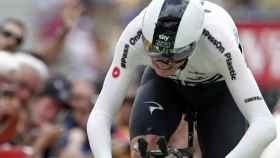 Chris Froome cruzando la línea de meta de la contrarreloj del Tour de Francia.