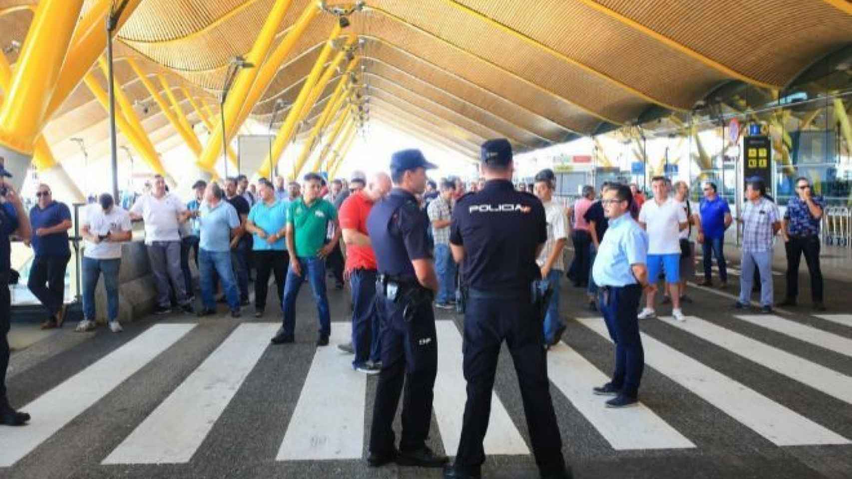 La T4 de Barajas cerrada al tráfico de Taxis por un grupo de taxistas en huelga.