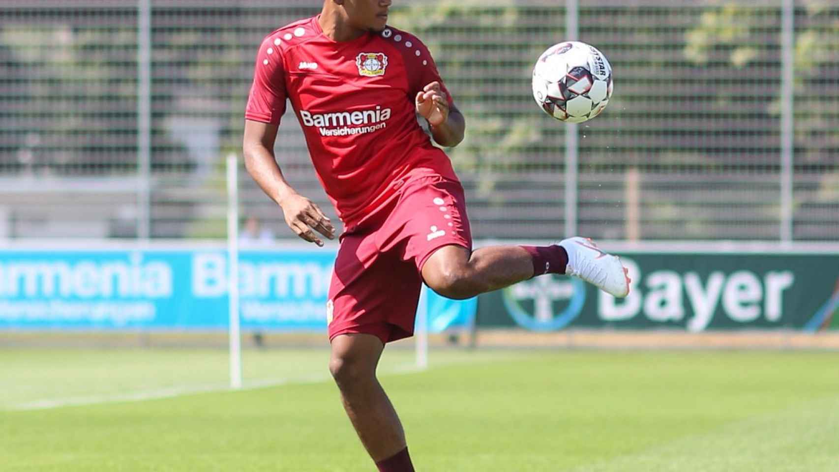 Leon Baily, durante un entrenamiento con el Bayer Leverkusen