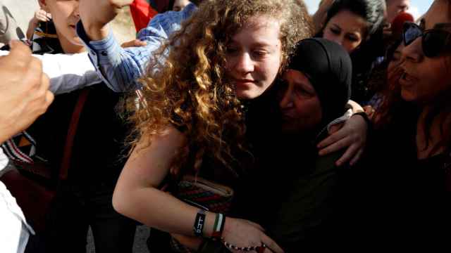 Ahed Tamimi se abraza a su madre tras su liberación, este domingo.