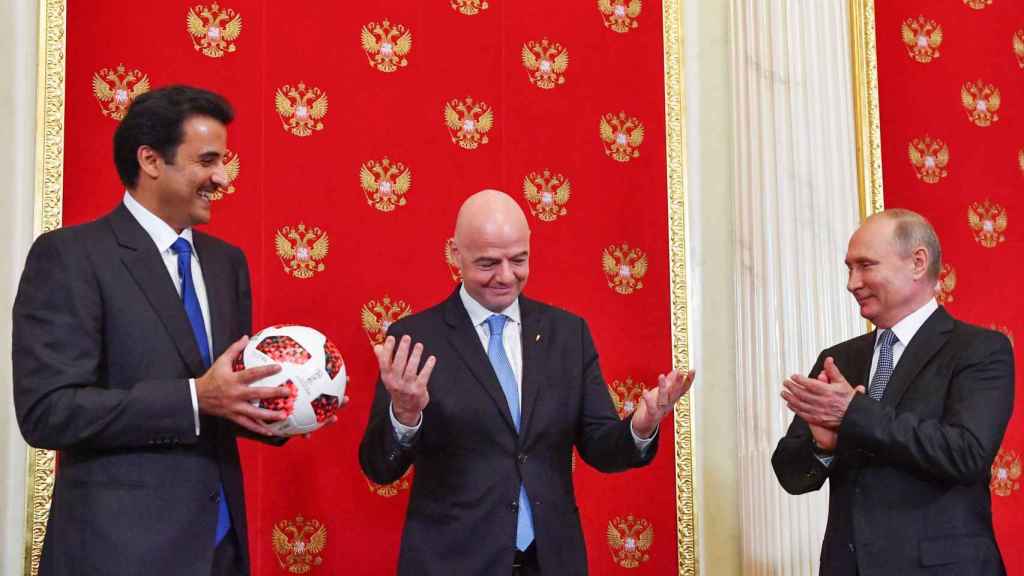 El Emir de Catar Sheikh al-Thani junto a Gianni Infantino, presidente de la FIFA, y Vladimir Putin, presidente de Rusia, en una ceremonia para el Mundial 2022 celebrada en Moscú