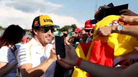 Fernando Alonso firma autógrafos en el Gran Premio de Hungría