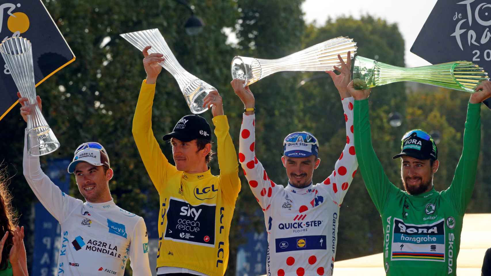 Latour (i), Thomas, Alaphilippe y Sagan en el podio del Tour de Fracia.