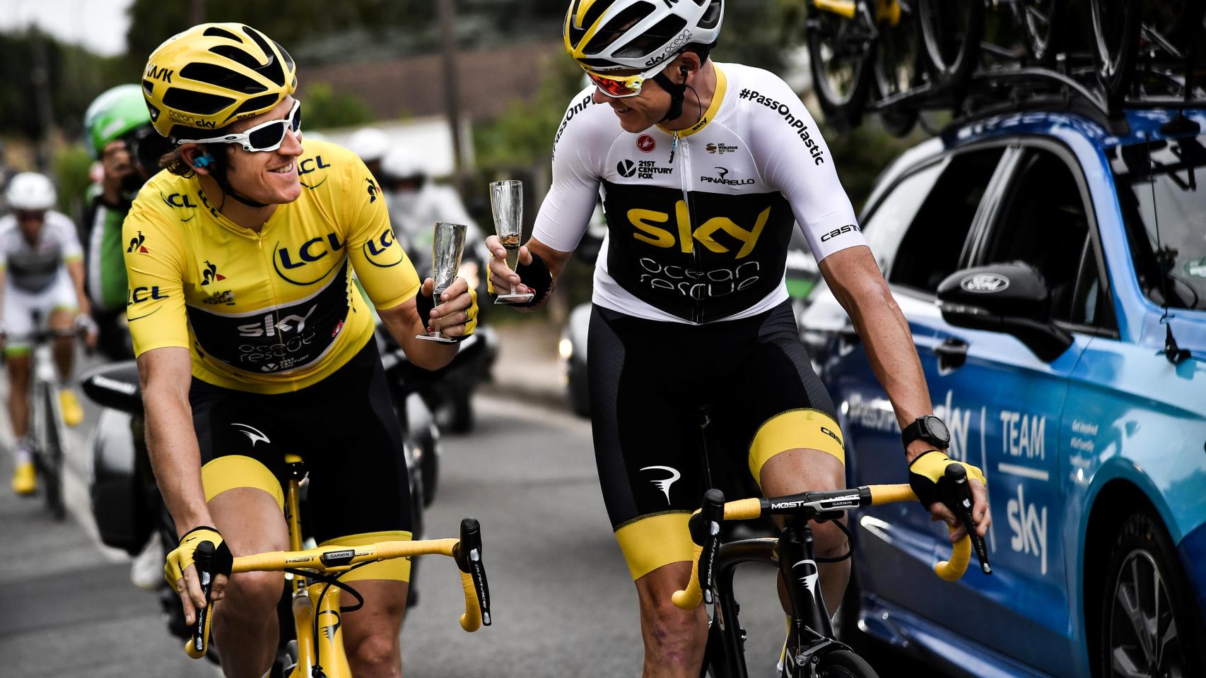 Geraint Thomas brinda con Chris Froome durante la última etapa del Tour de Francia.