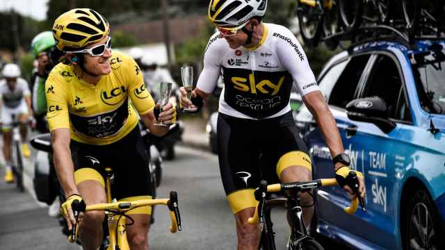 Geraint Thomas brinda con Chris Froome durante la última etapa del Tour de Francia.