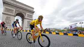 Geraint Thomas junto al Arco del Triunfo en la última jornada del Tour de Francia.