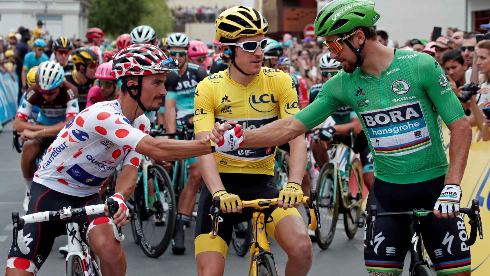 Alaphilippe, Thomas y Sagan se saludan antes de la última etapa del Tour.