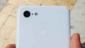 El Google Pixel 3 XL posa ante la cámara en color blanco