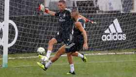 Benzema dispara a portería ante Luca en el primer entrenamiento del Real Madrid en Miami