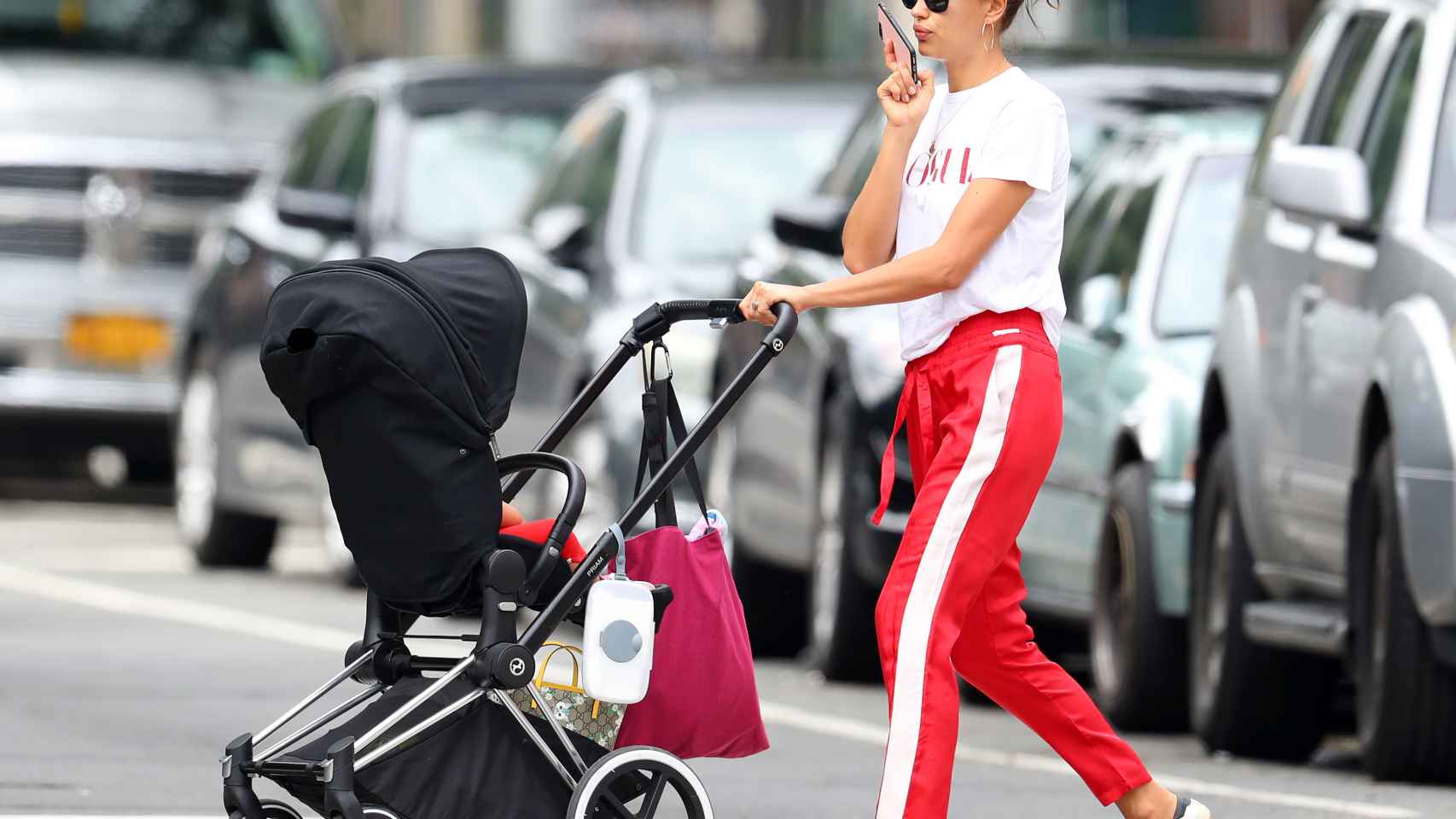 Irina Shayk pasea a su hija Lea de Seine con la camiseta de 'Vogue'.