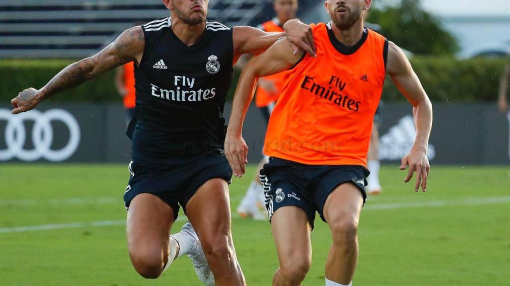 Theo durante un entrenamiento del Madrid junto a Mayoral