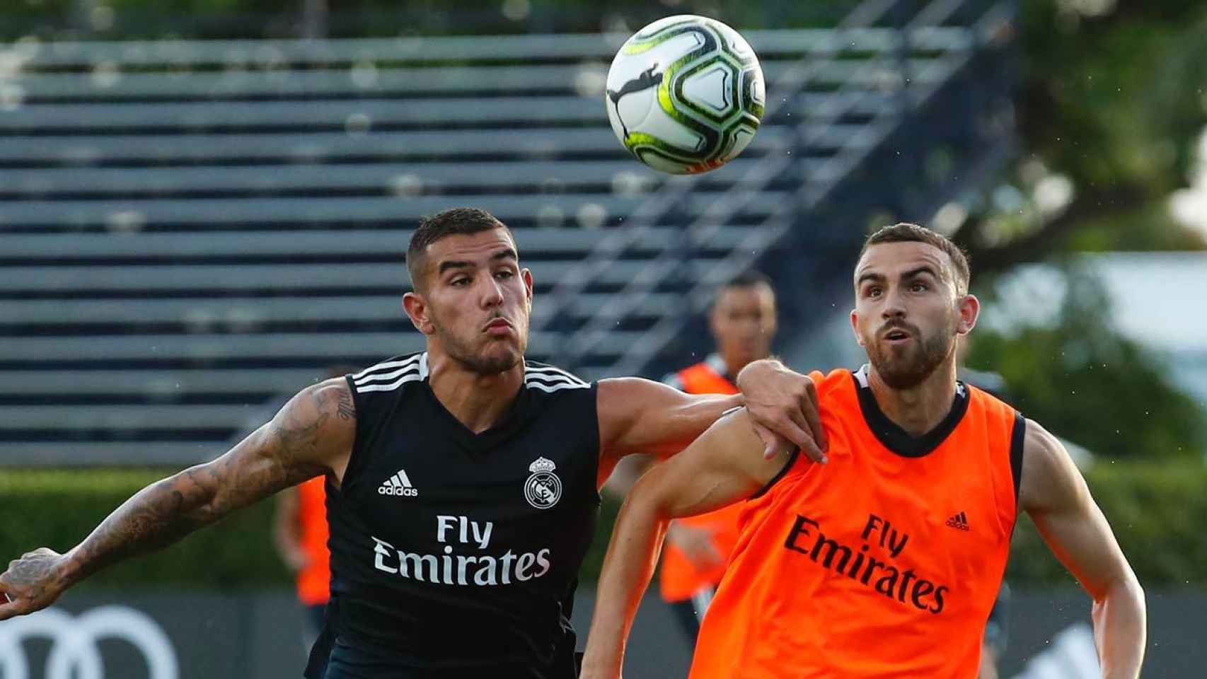 Theo durante un entrenamiento del Madrid junto a Mayoral