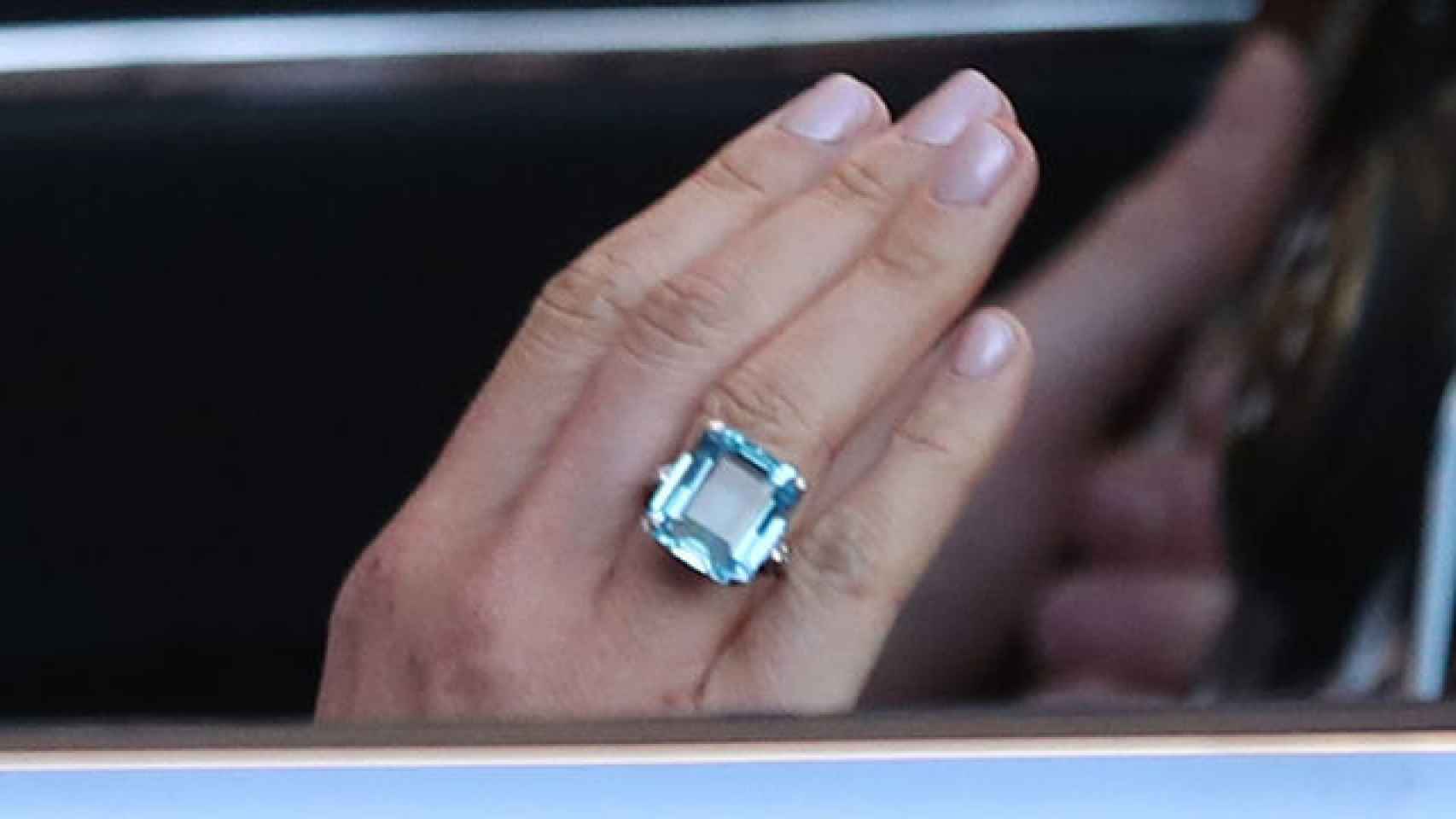 El anillo aguamarina talla esmeralda de Meghan Markle.