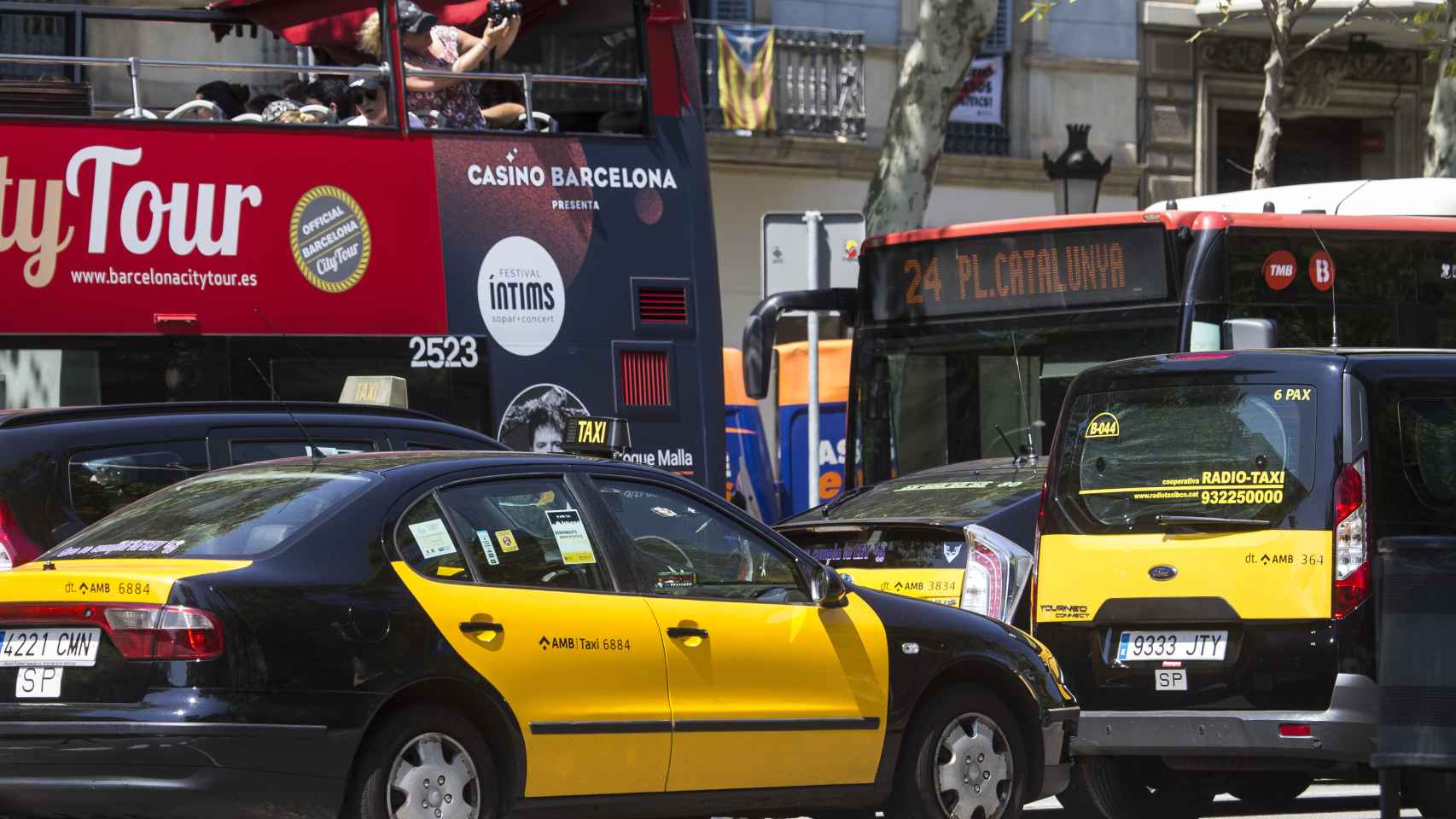 Una turista toma una fotografía de la larga cola de taxistas que bloquean el cenro de la ciudad de Barcelona.